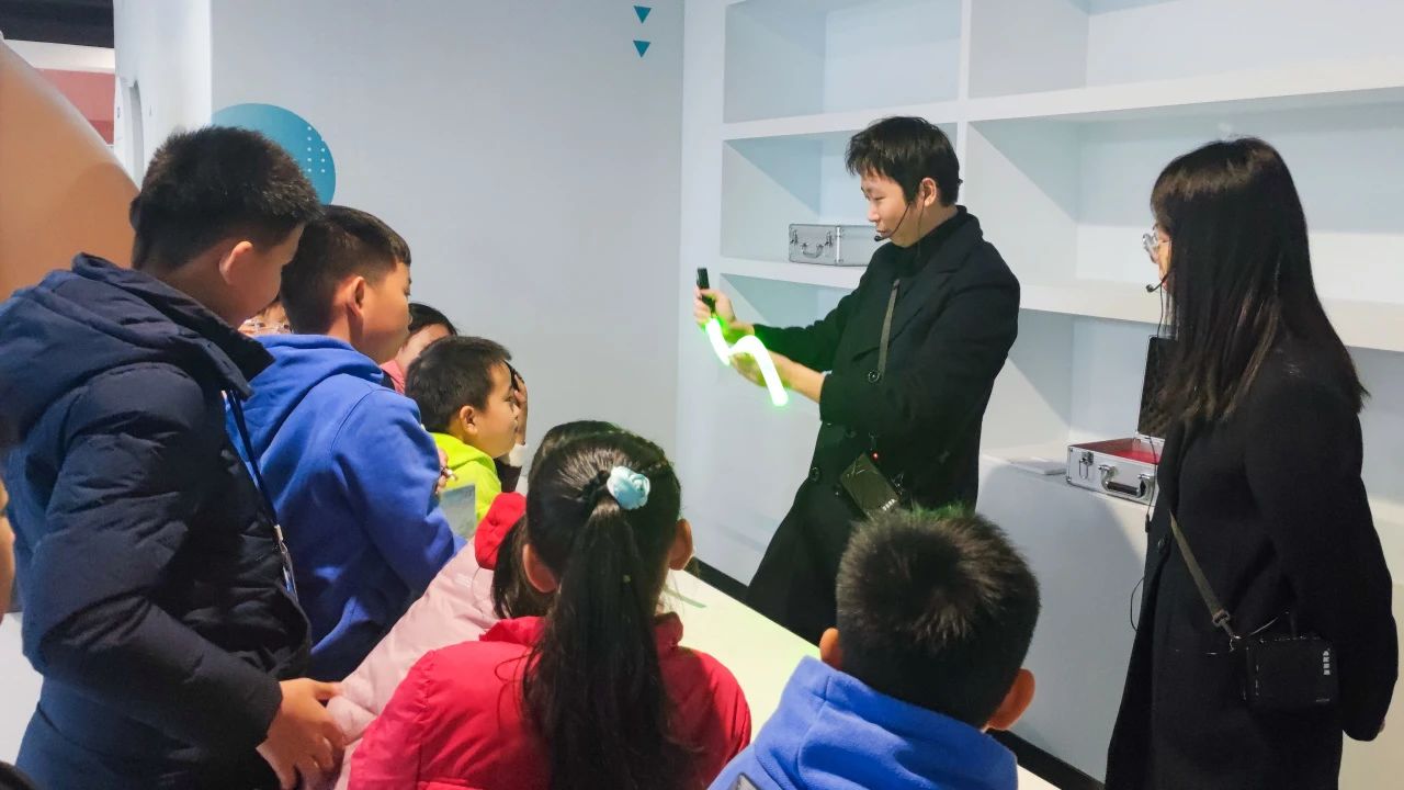 “激光舞台”展品演示