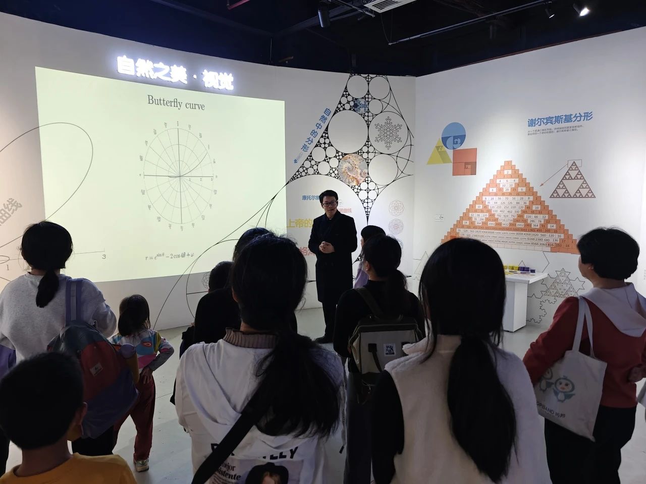 “从一到无穷∞：数学的进化”科普展定时讲解