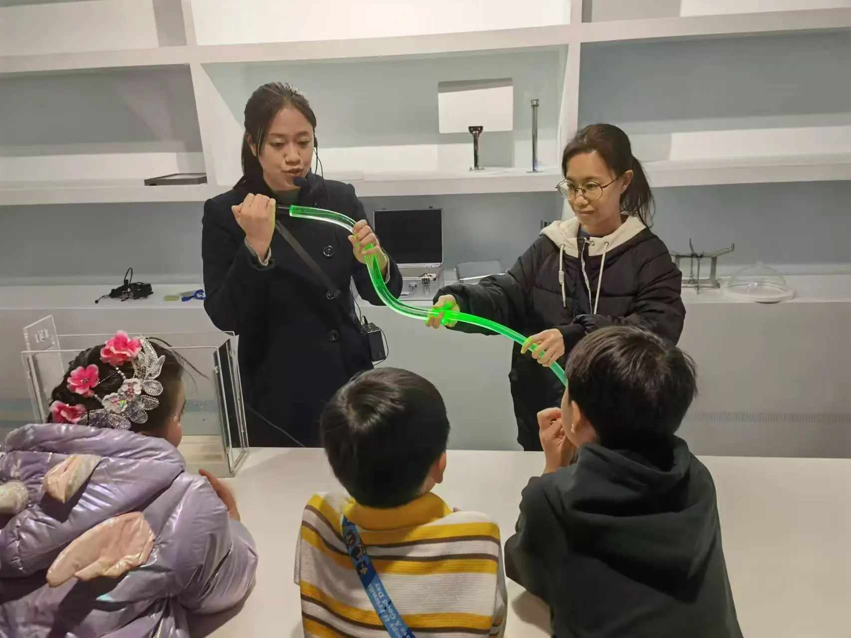 “激光舞台”展品表演