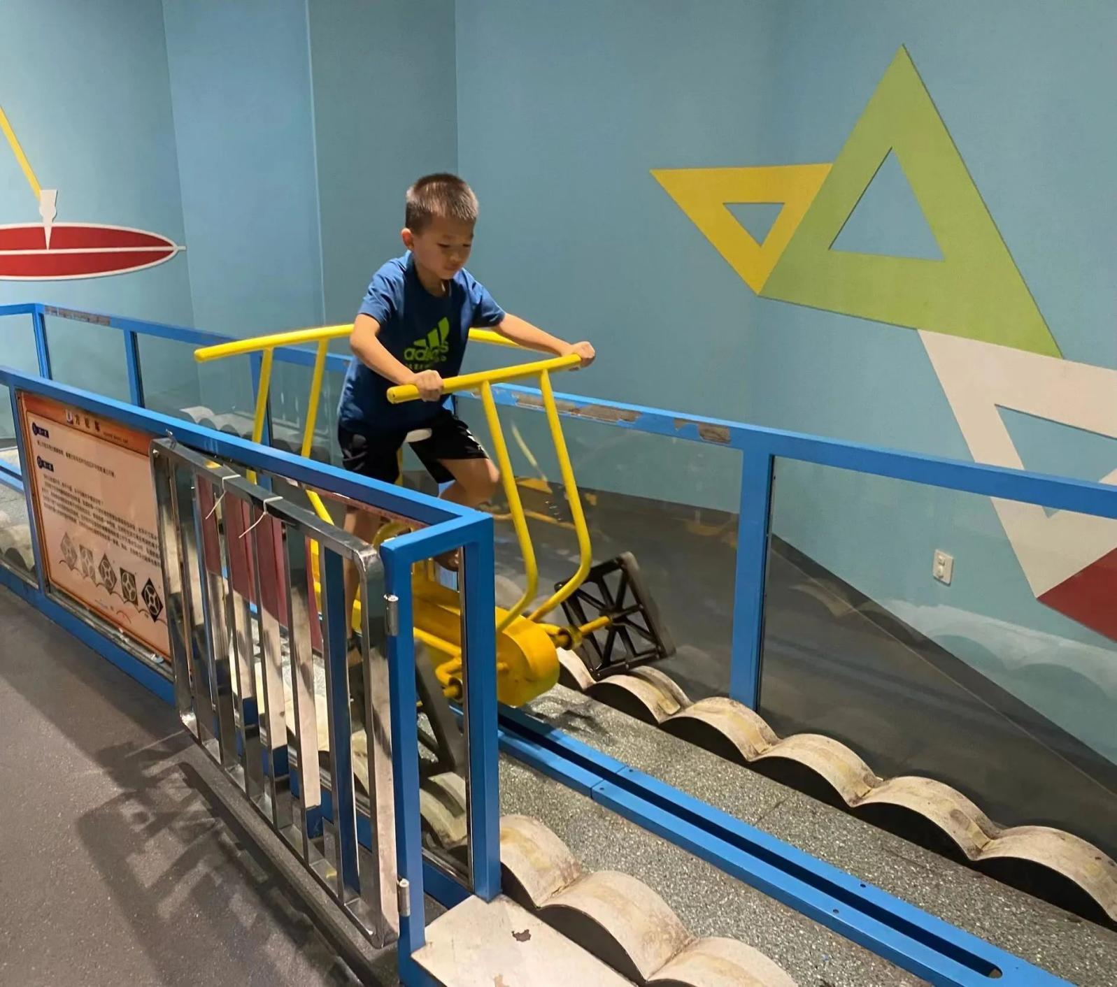 体验科普展品“方轮车”