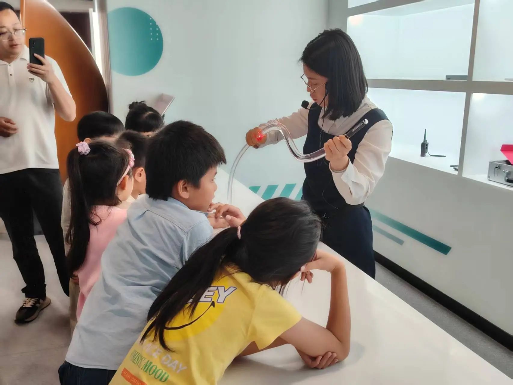 “激光舞台”展品表演