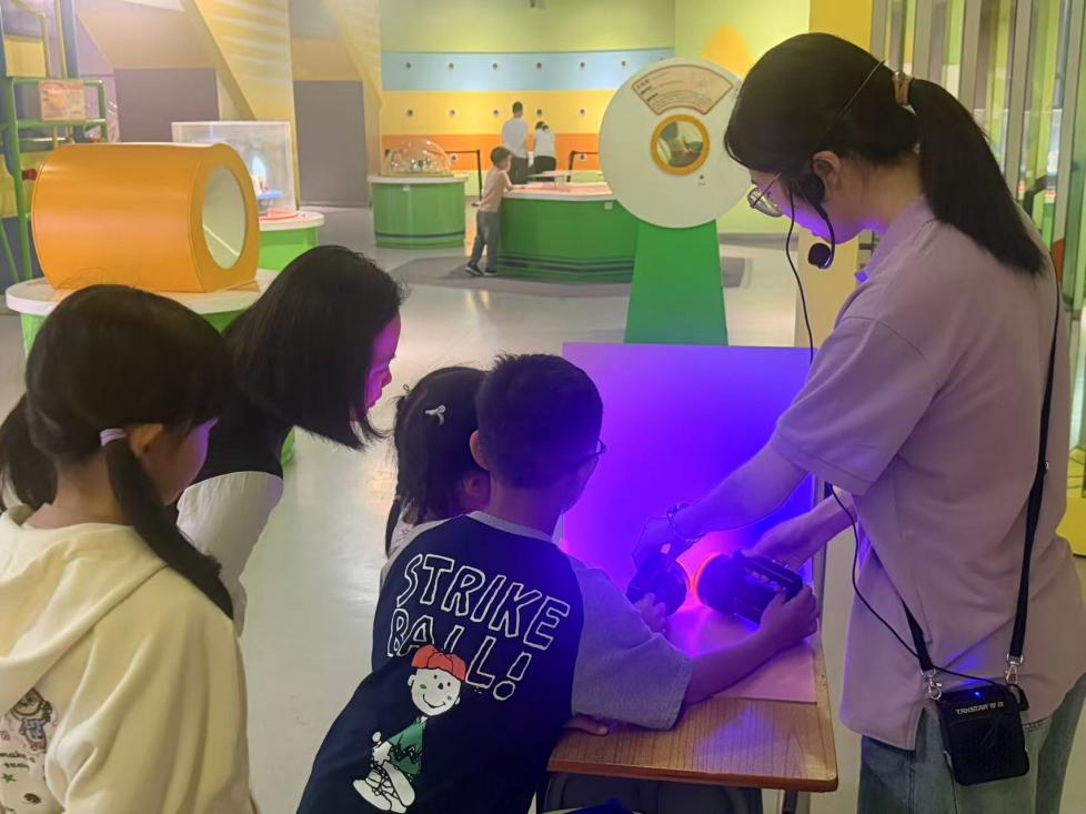 趣探彩色光与影