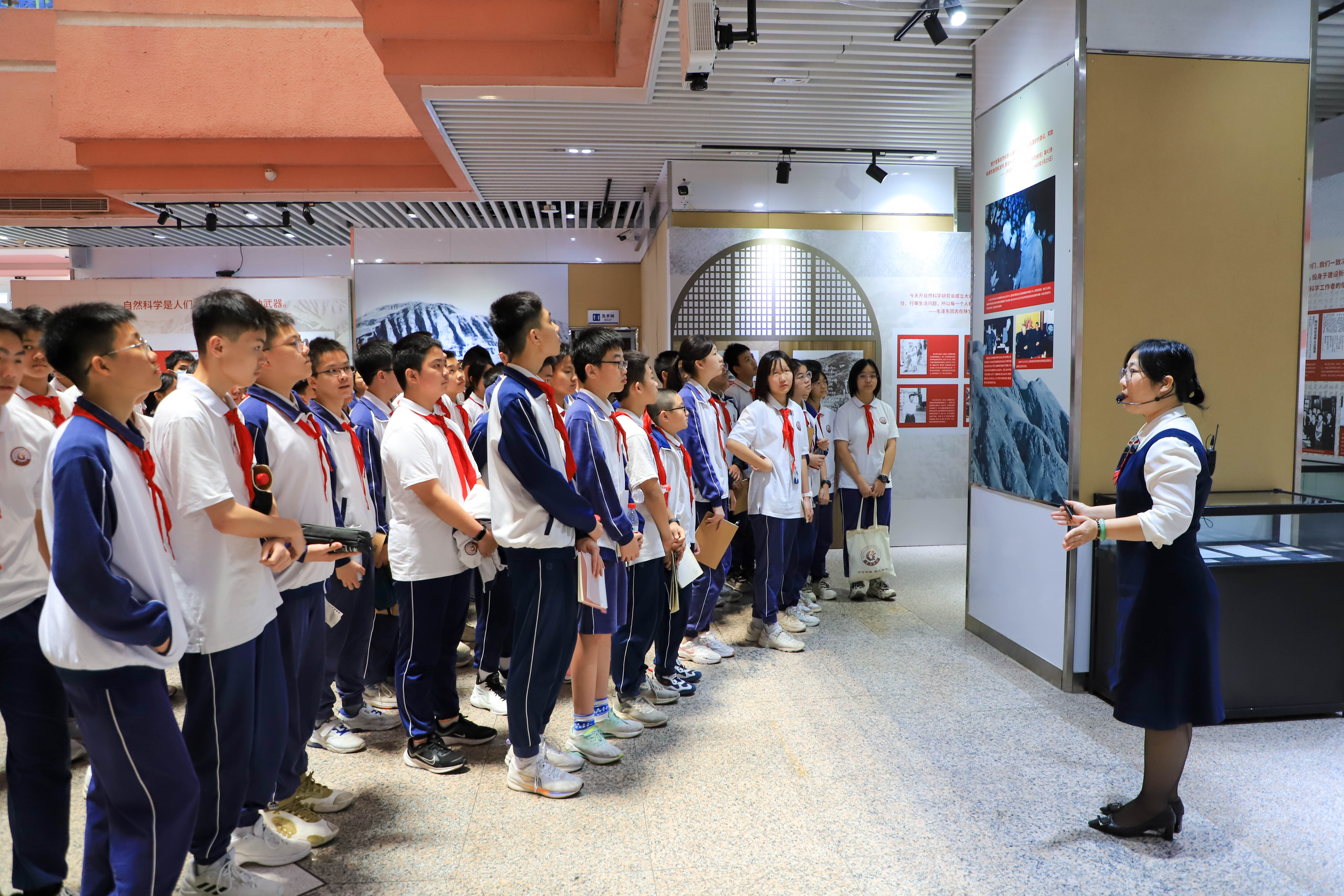 “众心向党 自立自强——党领导下的科学家”主题展定时讲解