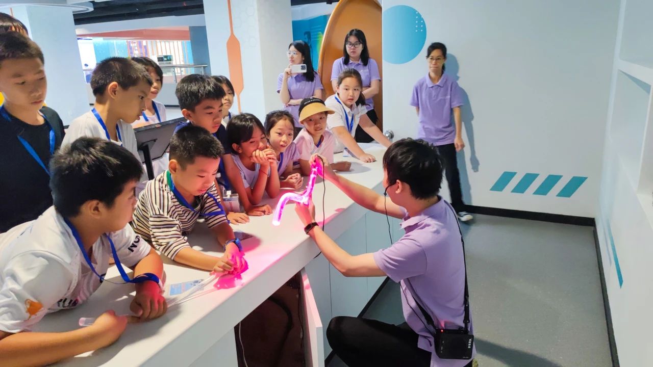 “激光舞台”展品演示