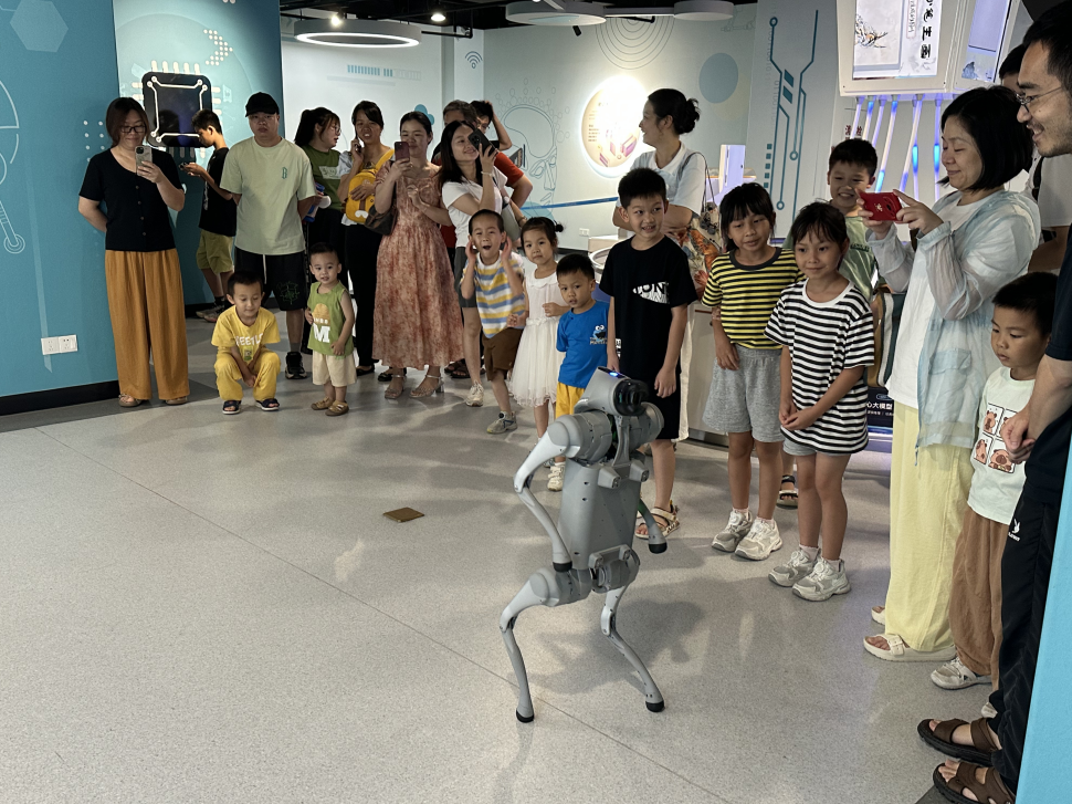 “智能机器狗”演示