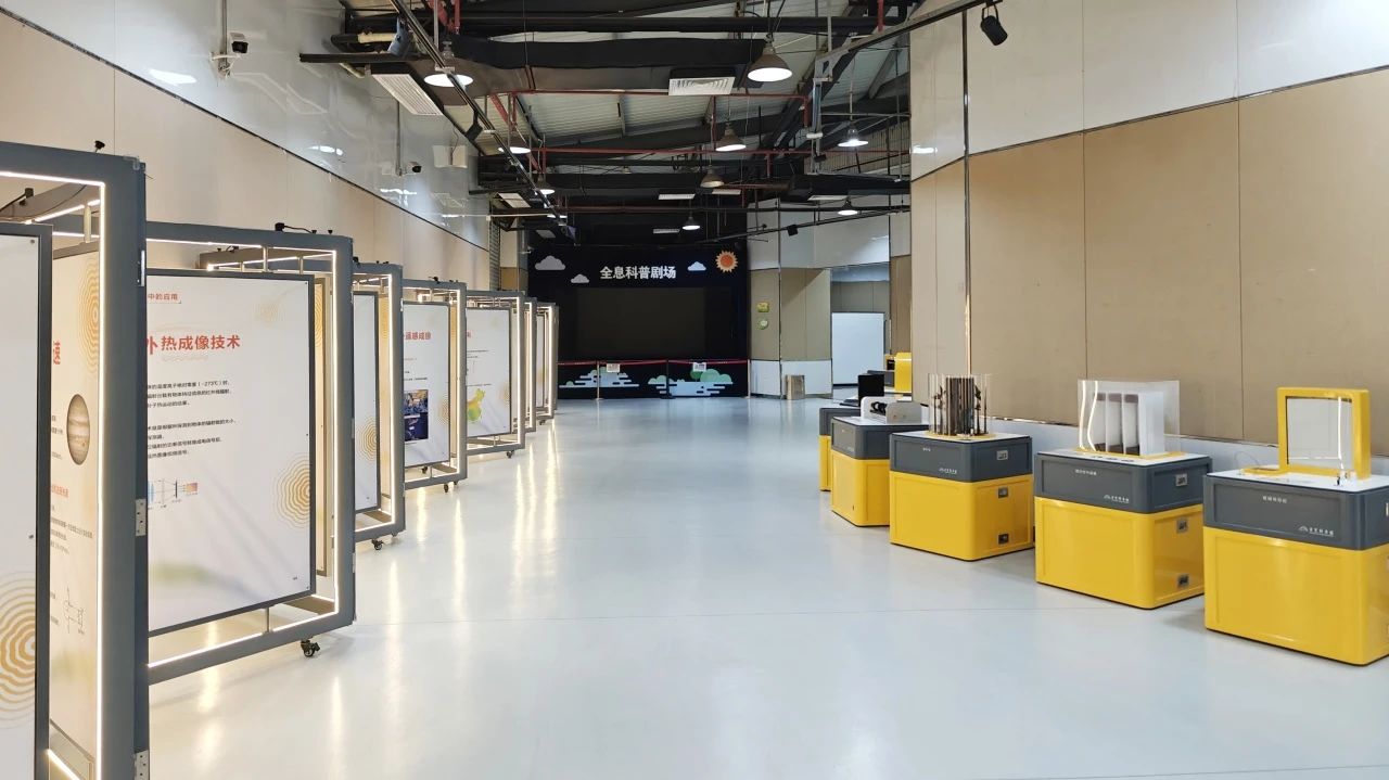 “追光之旅”展览