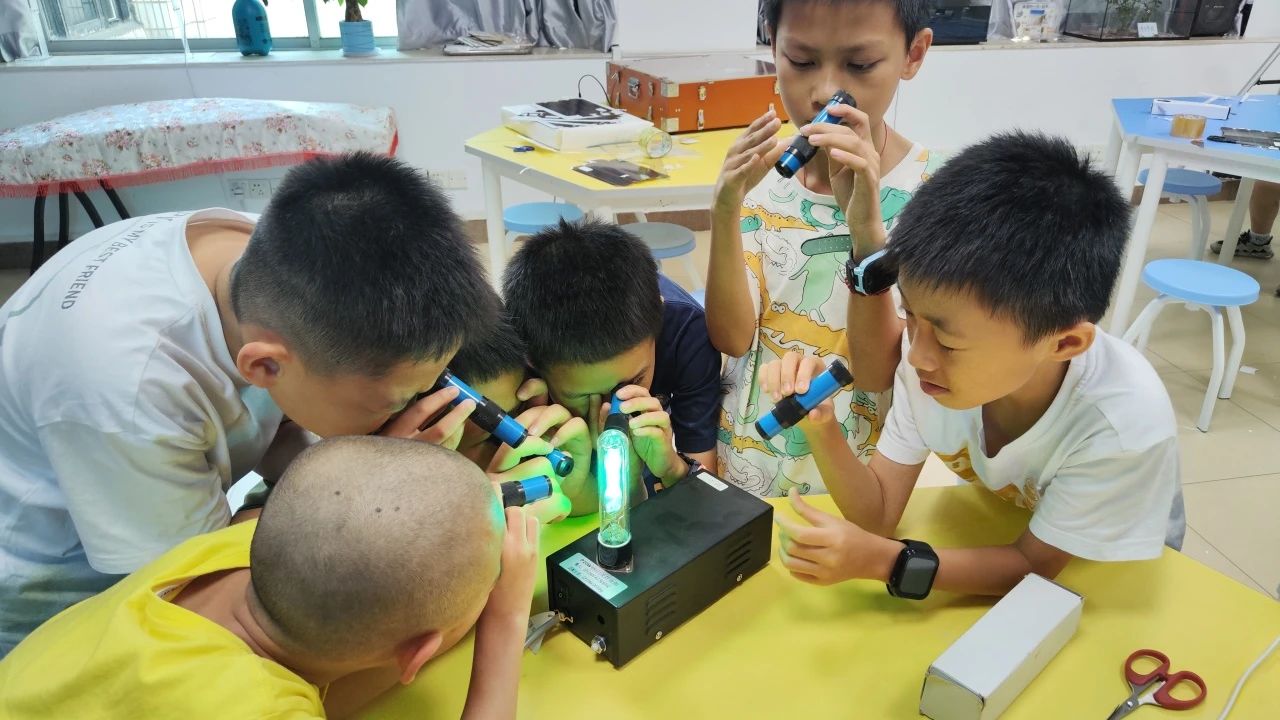 科学工作坊—探秘光的颜色